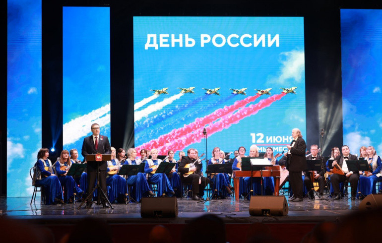 В Челябинске наградили шесть участников СВО на концерте, посвящённом Дню России