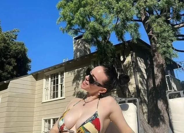 Билли Айлиш в купальнике «засветила» секретную татуировку