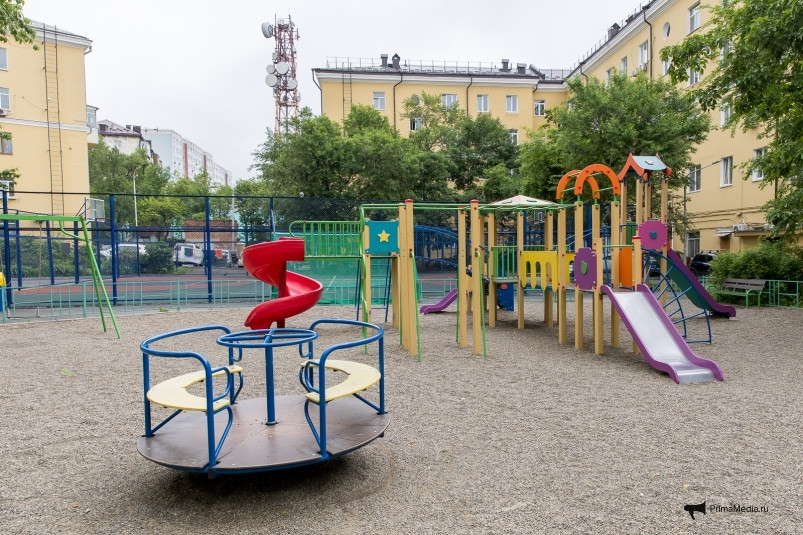 Придомовую территорию по ул. Верхнепортовая, 76, благоустроили во Владивостоке