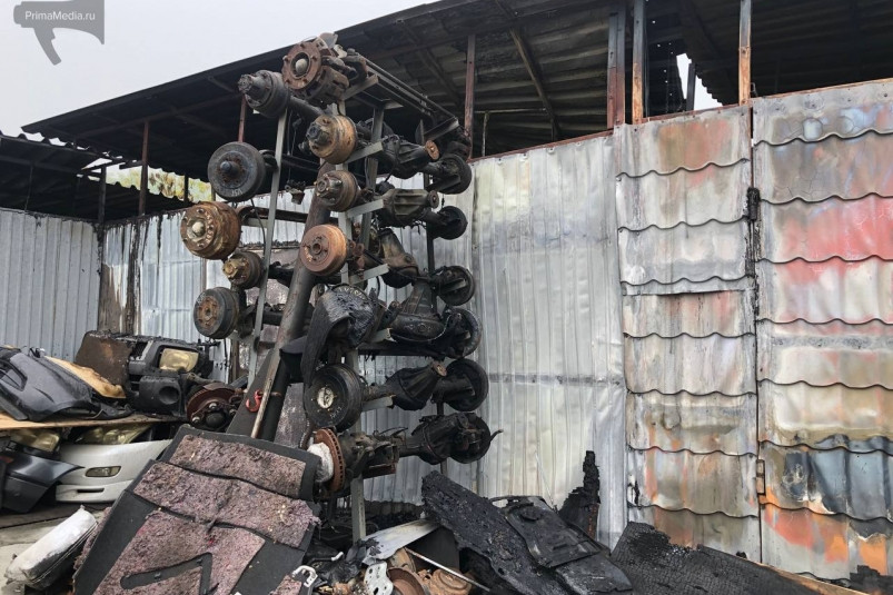 Все, что осталось от бизнеса 90-х: жуткие кадры изнутри сгоревшей авторазборки