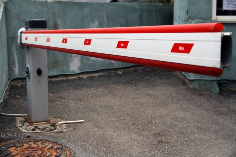 Простые решения для Владивостока: как легализовать шлагбаум у дома и избавить двор от парковки