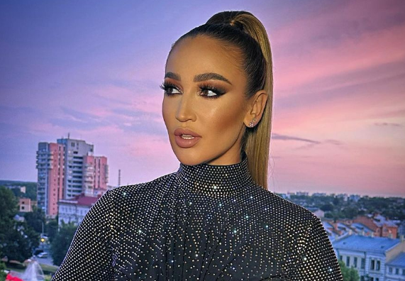 Ольга Бузова заявила, что «подчеркнула женское достоинство» нашумевшим образом императрицы