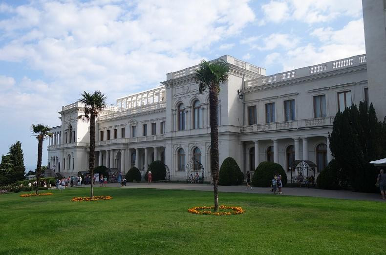 Названы самые впечатляющие и таинственные заброшенные замки России