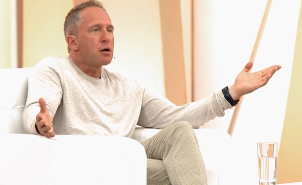 Оскар Кучера назвал привилегии сына после получения американского гражданства