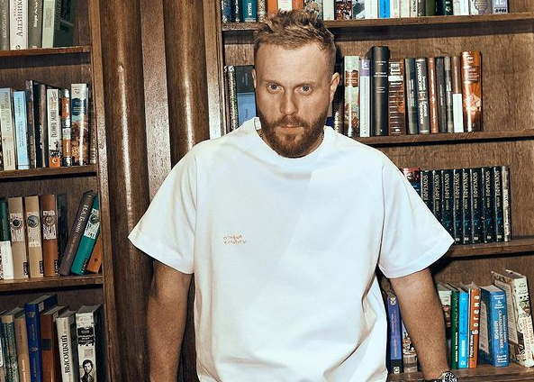 Комик Чебатков раскрыл секрет о зрителях в черном на съемках «Однажды в России»