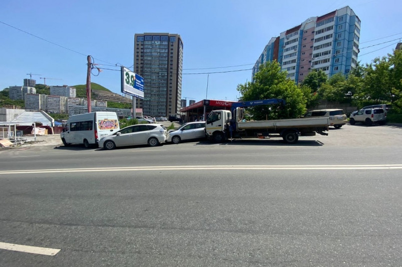 В аварии с шести машинами во Владивостоке обошлось без пострадавших