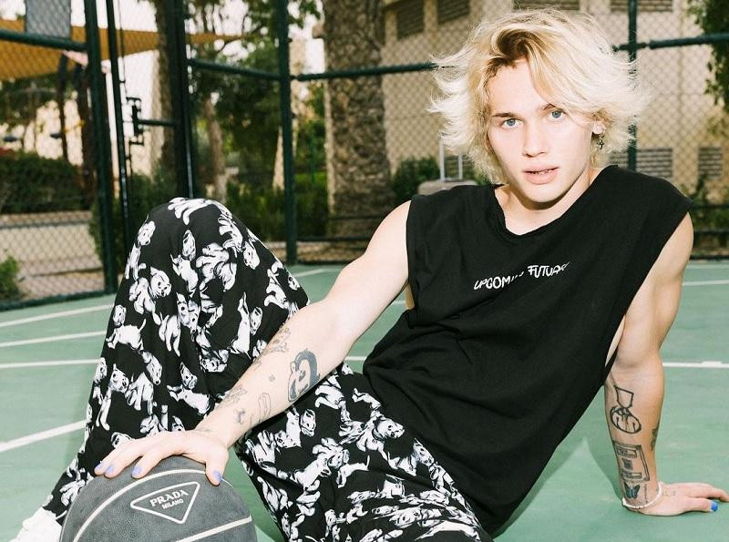 Пожаловавшийся на нехватку денег Даня Милохин намерен вернуться в Россию