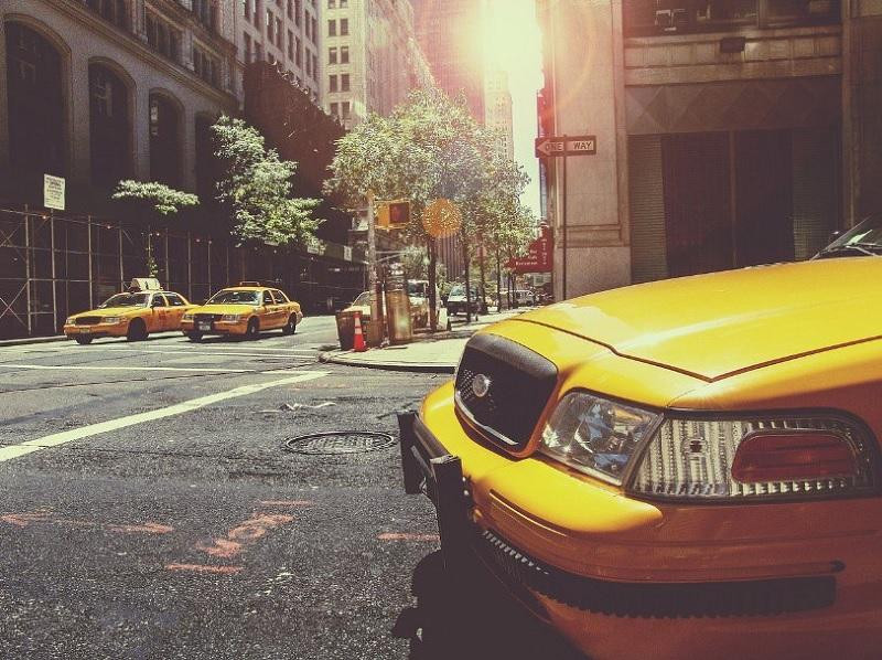 В целях экономии топлива и избежании повреждений таксисты проверяют давление в шинах