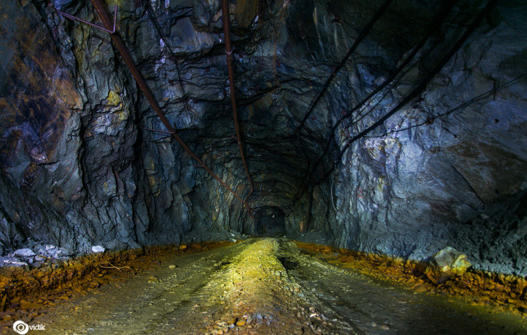 В Челябинской области двух рабочих завалило в шахте