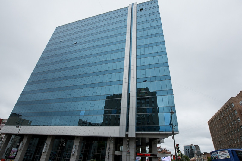 Отвалившаяся от БЦ Fresh Plaza стеклянная плитка рухнула на припаркованное авто