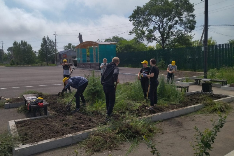 Школьники из трудовых отрядов СУЭК начали благоустраивать родные посёлки в Приморье