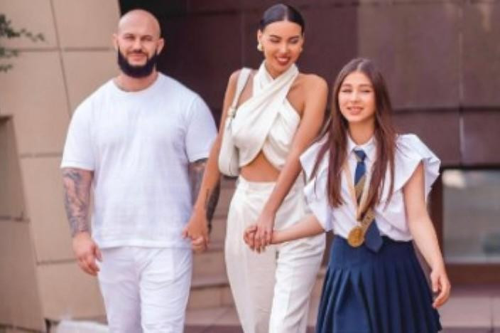 В Сети возмутились откровенным нарядом Оксаны Самойловой на школьном празднике дочери