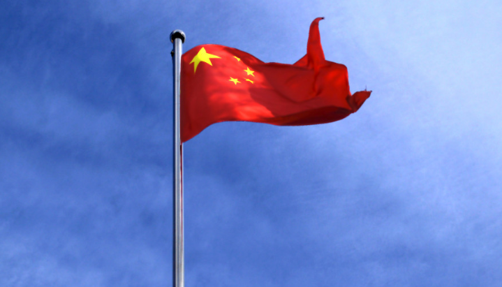 Китаянка шесть часов стояла под окнами бывшего мужа с плакатами о мольбе снова на ней жениться