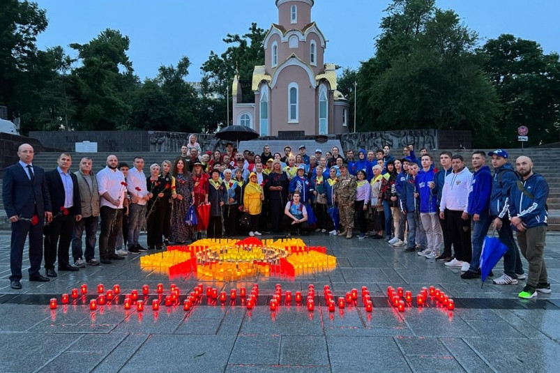 Орден Великой Отечественной войны из сотен свечей зажгли во Владивостоке