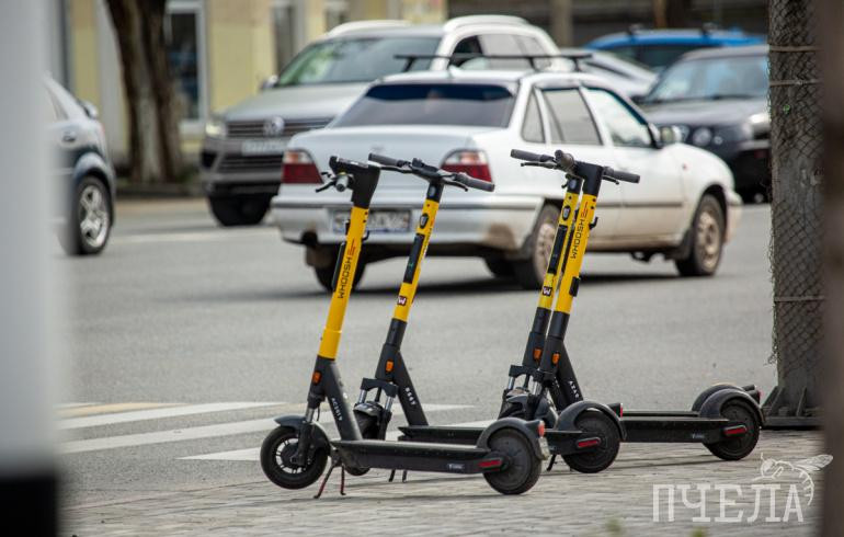 В Челябинске самокатчик сбил велосипедиста и скрылся