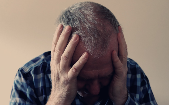 Гастроэнтеролог Андрианова рассказала, поможет ли вода с сахаром от похмелья