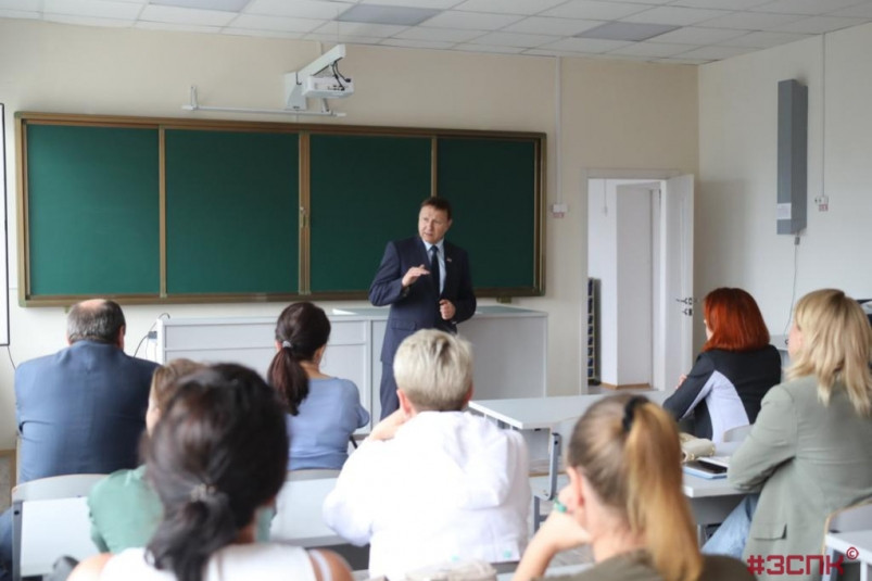 Председатель Заксобрания Приморья Александр Ролик провел встречу с жителями села Кневичи