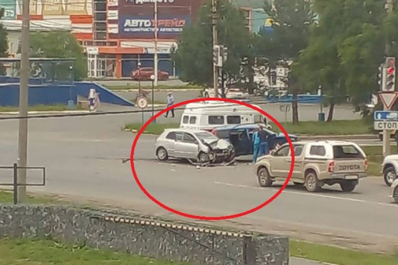 Людей вытаскивают из машины: жесткое ДТП прямо сейчас в Приморье