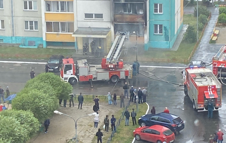 На северо-западе Челябинска вспыхнул балкон многоэтажки