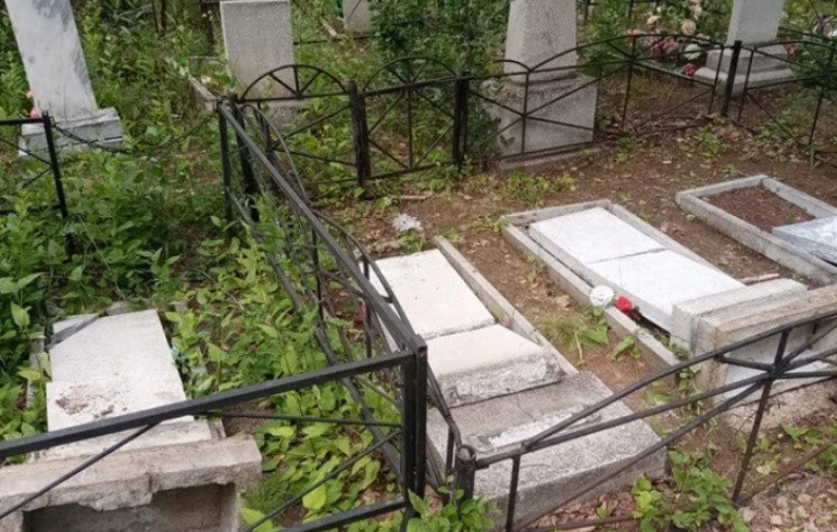 В Челябинске задержали вандала, разгромившего десятки могил