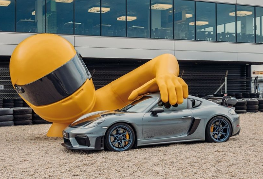 Porsche показала загадочную версию 911-го в преддверии дебюта