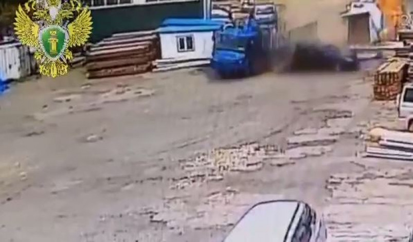 Охрану труда и безопасность проверят на складе во Владивостоке, где фура сбила человека