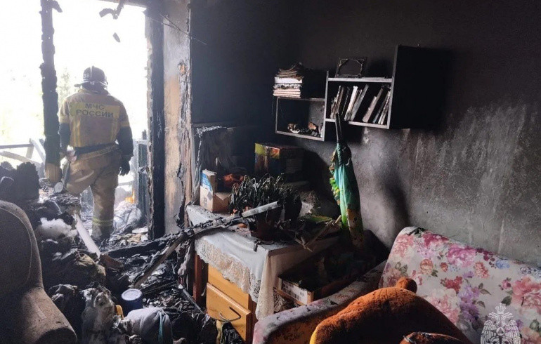 В Челябинской области из-за стеклянных банок на балконе сгорела квартира