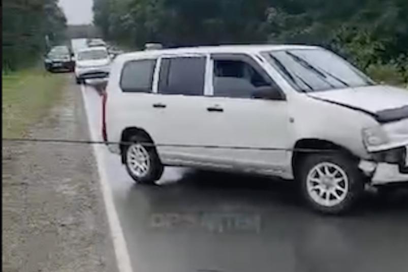 Высоковольтный кабель упал на проезжую часть в Приморье – движение перекрыто