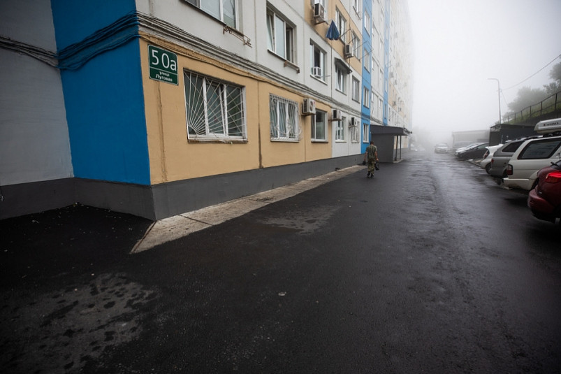 Проезд на улице Луговой во Владивостоке комплексно отремонтировали
