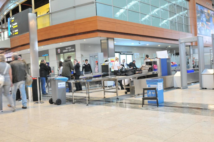 Популярный у россиян аэропорт Стамбула оказался завален горами мусора