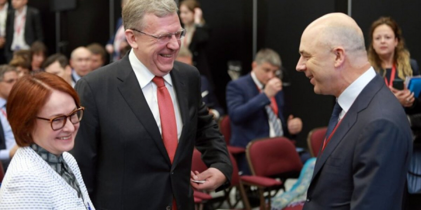 «Финансово-экономическим блоком в России по-прежнему руководят представители либерального крыла, во многом завязанного на Запад»