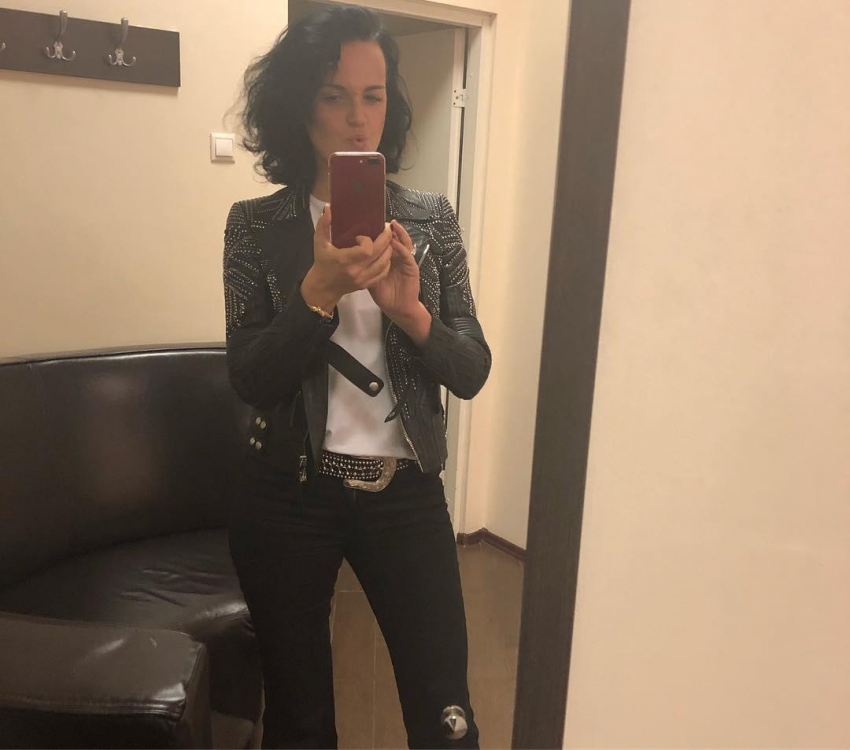 Исполнительница Слава не станет бросать пить после обвинений Айзы в пропаганде спиртного