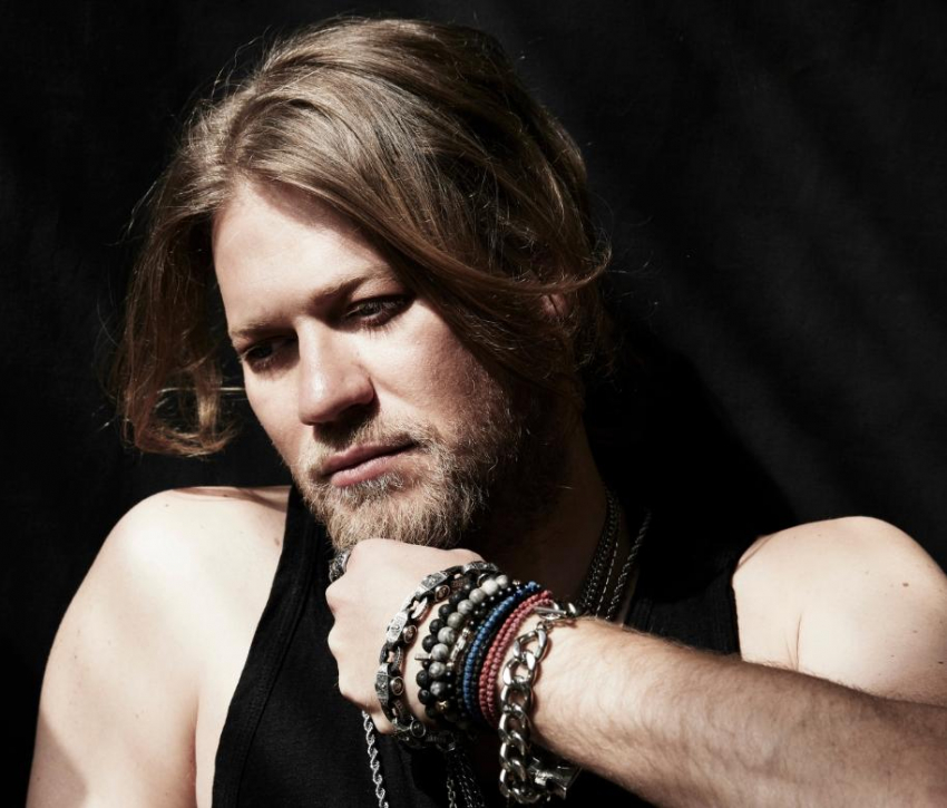 Рождение дочери полностью изменило жизнь экс-солиста группы "Челси" Романа Архипова