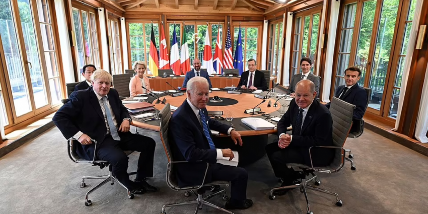 Лидеры G7 хихикают за обедом, вспоминая Путина