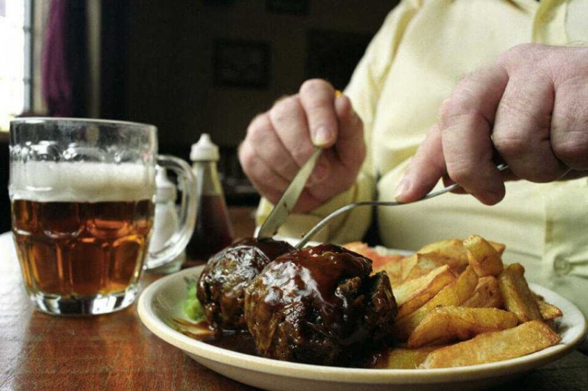 Врач Косов рассказал, почему жирная пища и алкоголь несовместимы