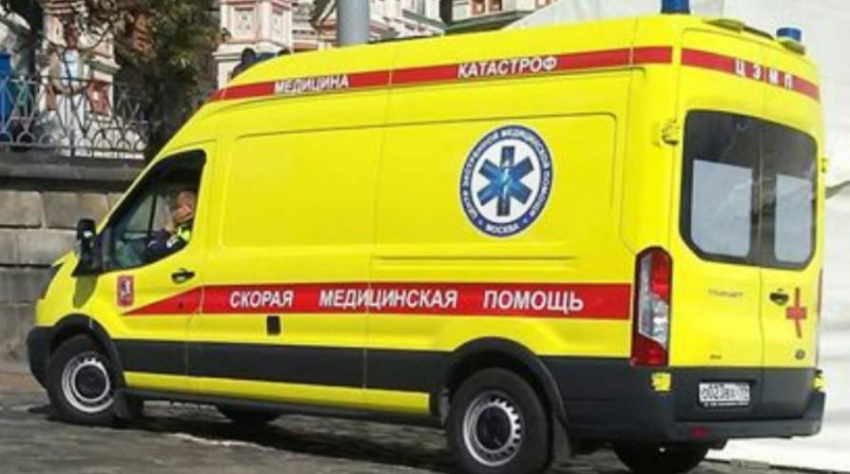 Сильнейший ураган в Караганде снёс покрытие на детской площадке вместе с ребёнком