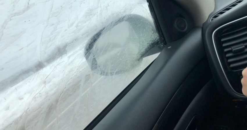 Чистим лобовое стекло авто правильно: какие способы помогут российским водителям