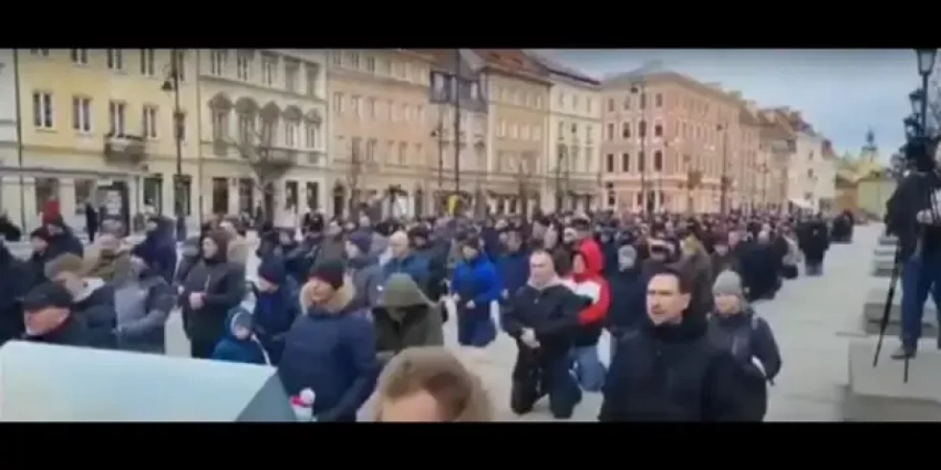 Сербы на коленях молятся за русских воинов. Нескончаемое число