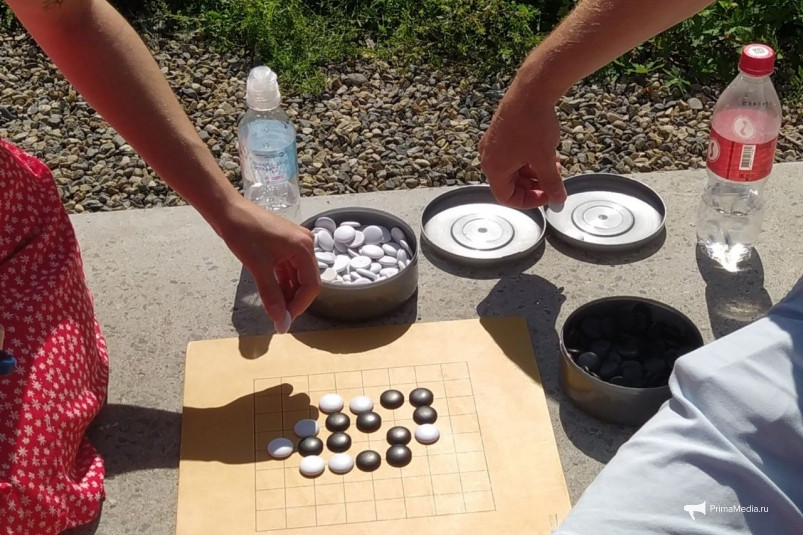 Камни, гобаны, дзёсэки: во Владивостоке состоялся мастер-класс по игре в го