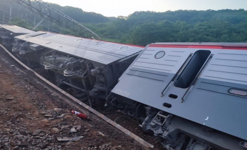 В Приморье сошли с рельсов три вагона с углем и локомотив