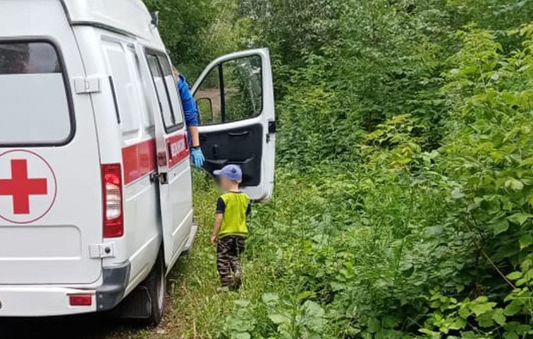 В Ашинском районе полицейские вывели из леса заблудившуюся женщину с 5-летним ребёнком