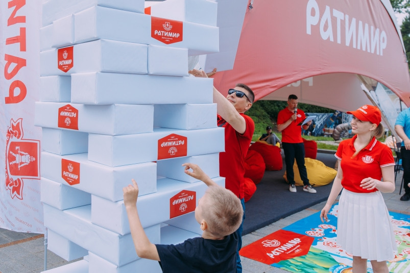 Выступлением Ёлки, вкусными подарками и интерактивами “Ратимир” поздравил Владивосток