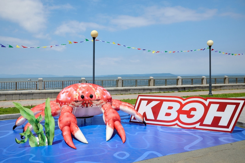 На День города Владивостока на Набережной появился огромный краб