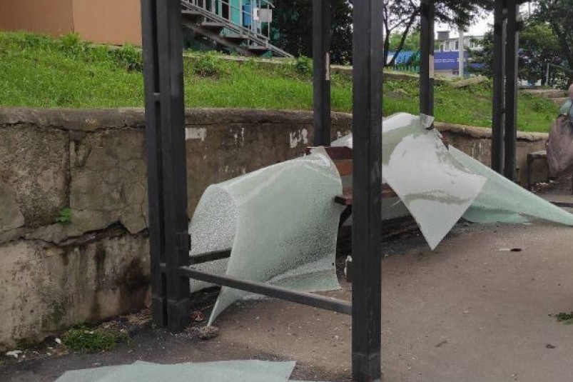 Во Владивостоке вандалы разгромили пять остановок общественного транспорта