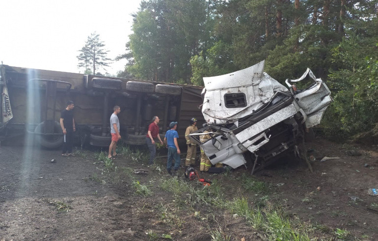 На трассе М-5 в Челябинской области погиб водитель фуры