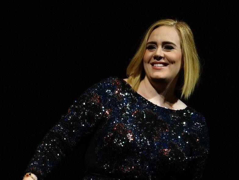 Певица Адель появилась на сцене Лас-Вегаса с похожим на ружье предметом