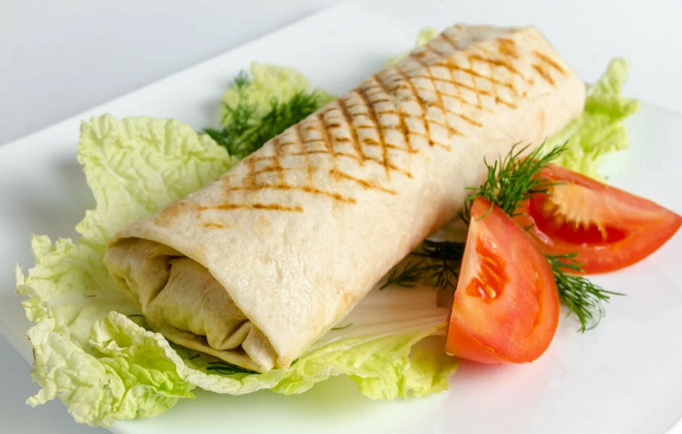 В Магнитогорске 16 посетителей кафе отравились шаурмой