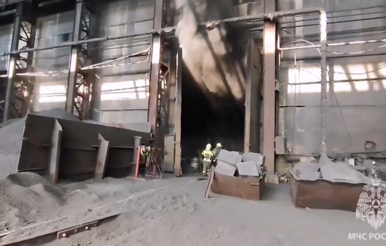 37 сотрудников МЧС боролись с пожаром на производственном предприятии в Челябинске