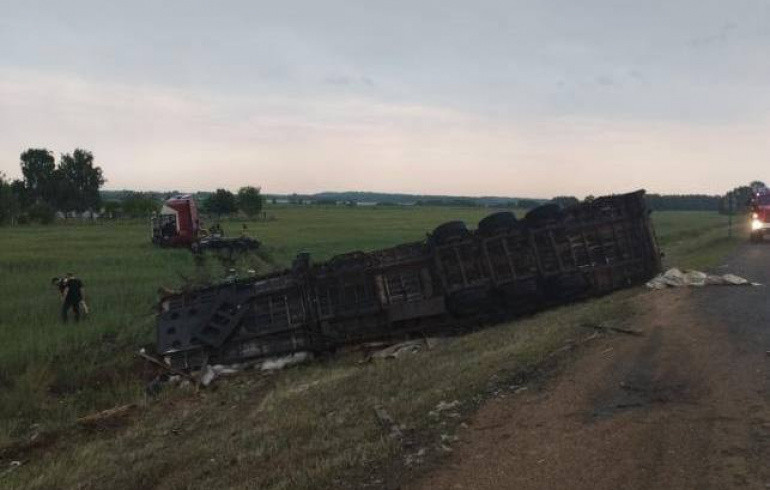 В Челябинской области из-за лопнувшего колеса перевернулась фура, погибла пассажирка
