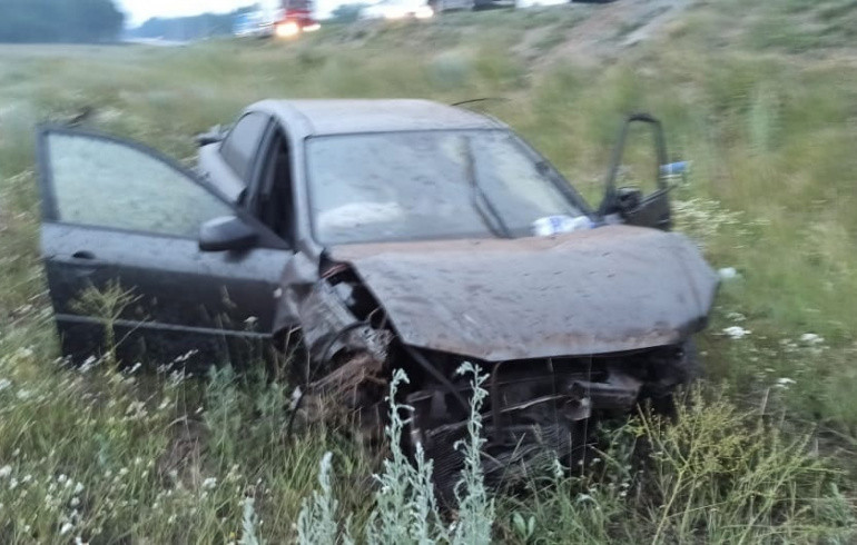 На трассе М-5 в Челябинской области перевернулись две машины, один водитель погиб